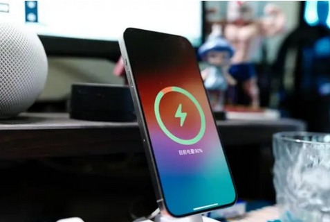 易县苹果15换屏服务分享用什么充电器给iPhone15充电更好 